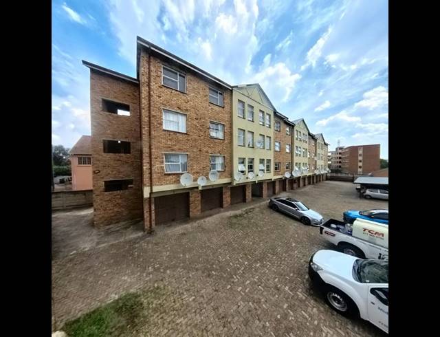 2 BEDROOM APARTMENT FOR SALE IN KEMPTON PARK